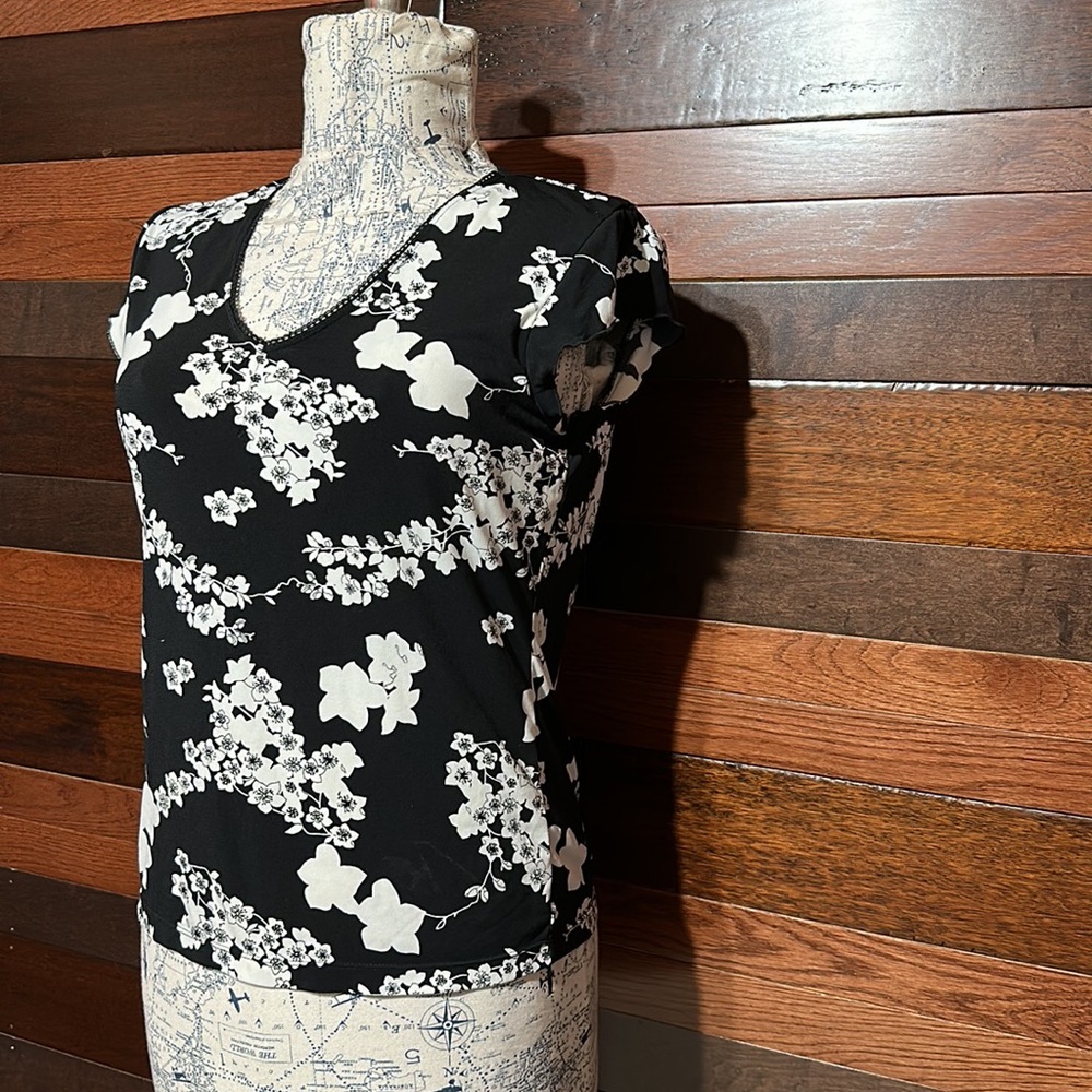 Old Navy Stretchy V Neck Short Sleeve Black and White Floral Blouse - Picture 5 of 9